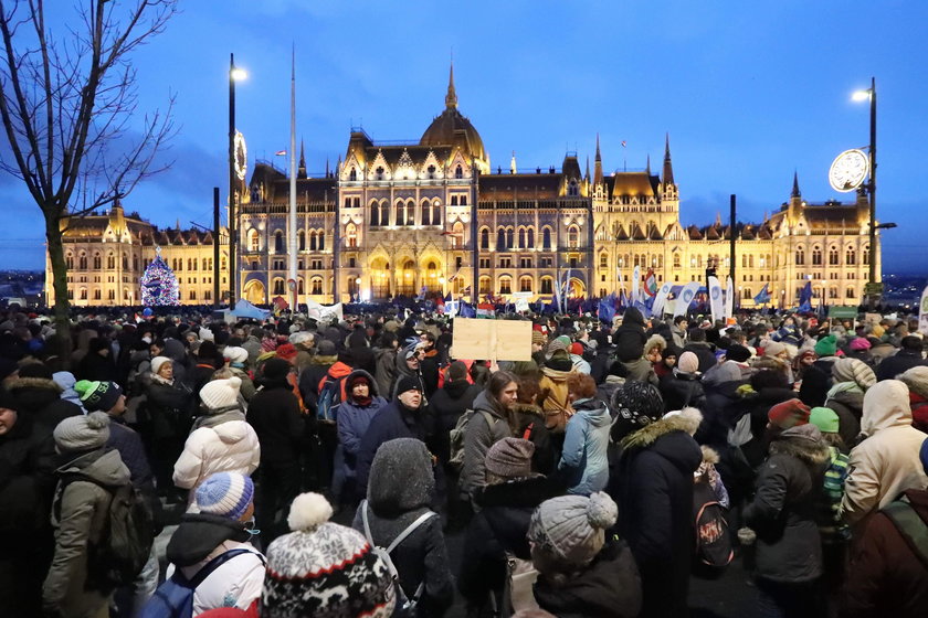 Strajkujący Węgrzy przed Parlamentem