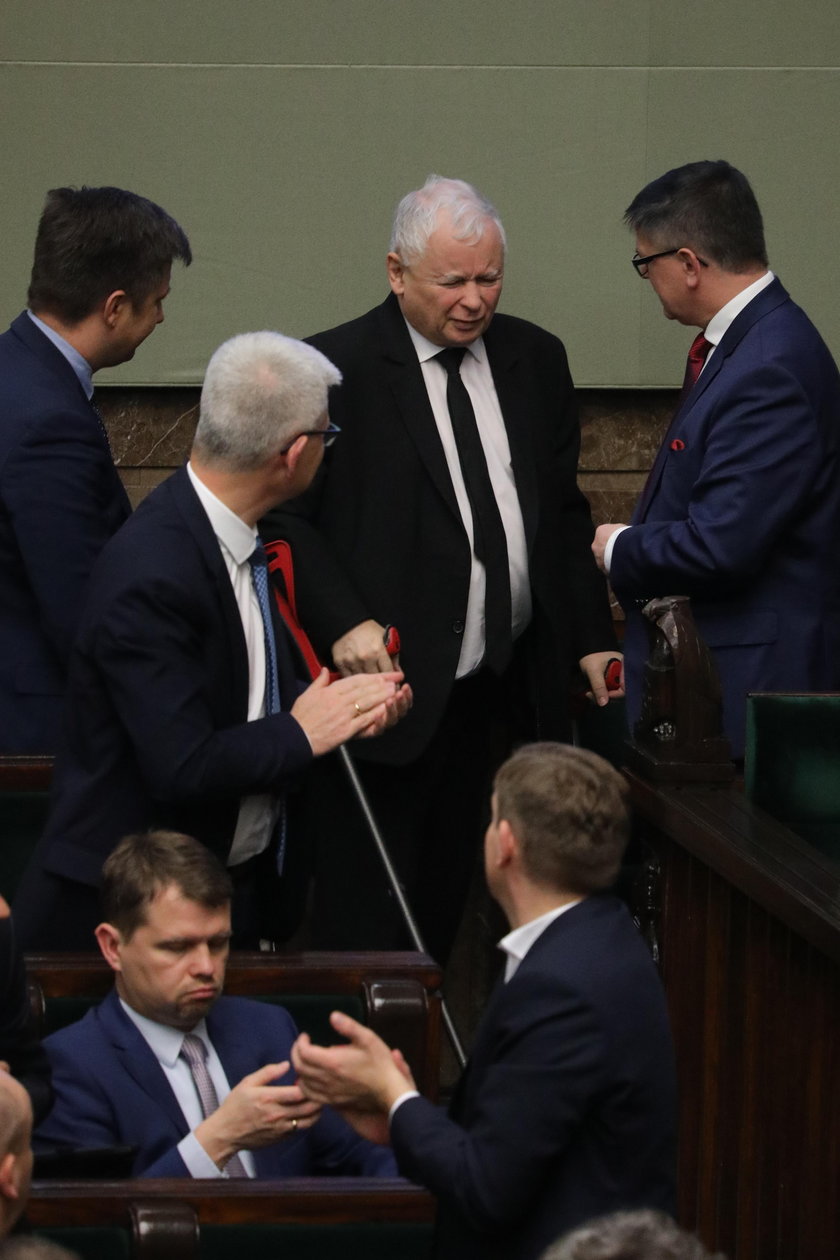 Obolały Kaczyński w Sejmie