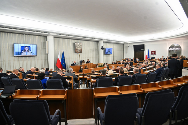 Senatorowie na sali obrad Senatu w Warszawie
