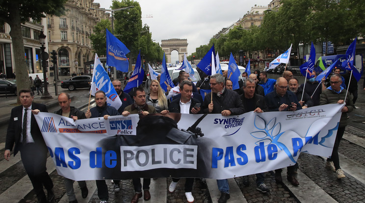 Christophe Castaner francia belügyminiszter négy napja jelentette be, hogy francia rendőrségnél betiltják a fojtófogást, és a jövőben a rendőriskolákban sem fogják tanítani a nyak olyan megragadását, ami esetleg fulladást okozhat. Az intézkedés azután jött, hogy világszerte tízezrek tüntettek a 46 éves afroamerikai George Floyd halála miatt, amelyet az intézkedő rendőr okozott azzal, hogy közel kilenc percen át térdelt a férfi nyakán /Fotó: MTI/AP/Michel Euler