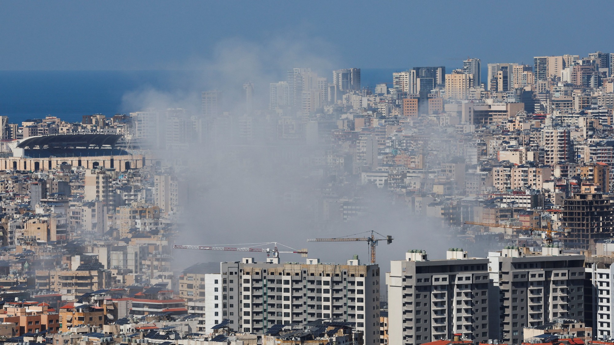 Dym stúpa po izraelskom útoku na južné predmestia Bejrútu po eskalácii medzi Hizballáhom a Izraelom uprostred americko-izraelského konfliktu s Iránom.