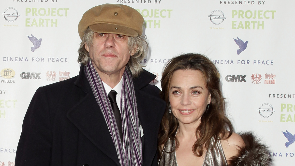Bob Geldof bardzo przeżył nagłą śmierć córki, Peaches. Mimo żałoby postanowił jednak zaręczyć się ze swoją partnerką, francuską aktorką 49-letnią Jeanne Marine.