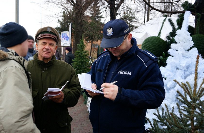 Policja i straż leśna pilnuje choinek