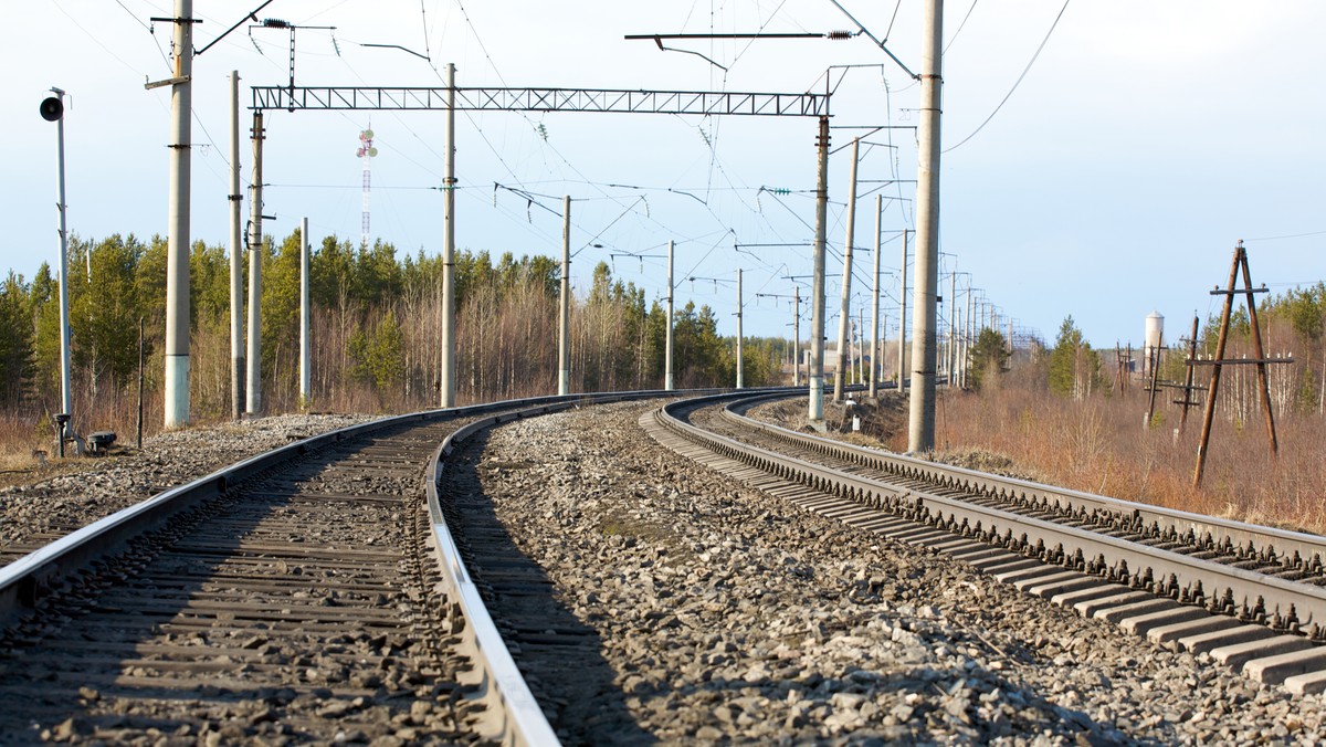 Do 18 sierpnia zarządca kolejowej infrastruktury, spółka PKP PLK, zamierza czekać na oferty zaprojektowania odbudowy linii kolejowej nr 182 z Tarnowskich Gór do Zawiercia, wraz ze skomunikowaniem portu lotniczego Katowice w Pyrzowicach. Odbudowa linii nr 182 dałaby postulowane w regionie od lat kolejowe połączenie konurbacji katowickiej (a obecnie powstającej Górnośląsko-Zagłębiowskiej Metropolii) z Katowice Airport.