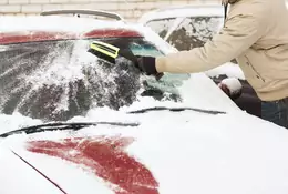 Jeśli tak odśnieżasz auto, możesz dostać mandat