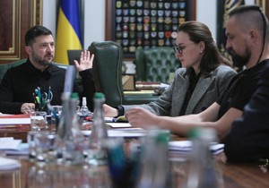 Volodimir Zelenski, Julija Sviridenko i savetnik Oleksandr Kamišin u Kijevu 3. novembra 2025.