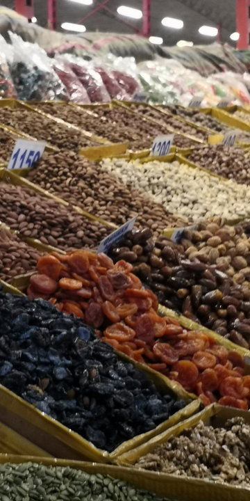Suszone owoce na bazarze Osz