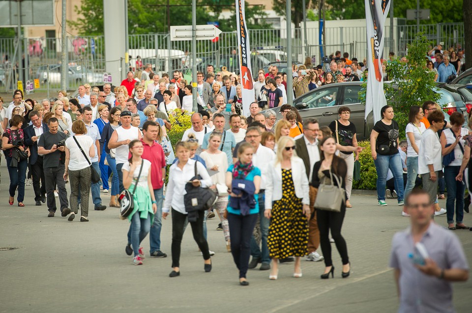 Publiczność na koncercie Roda Stewarta w Atlas Arenie w Łodzi