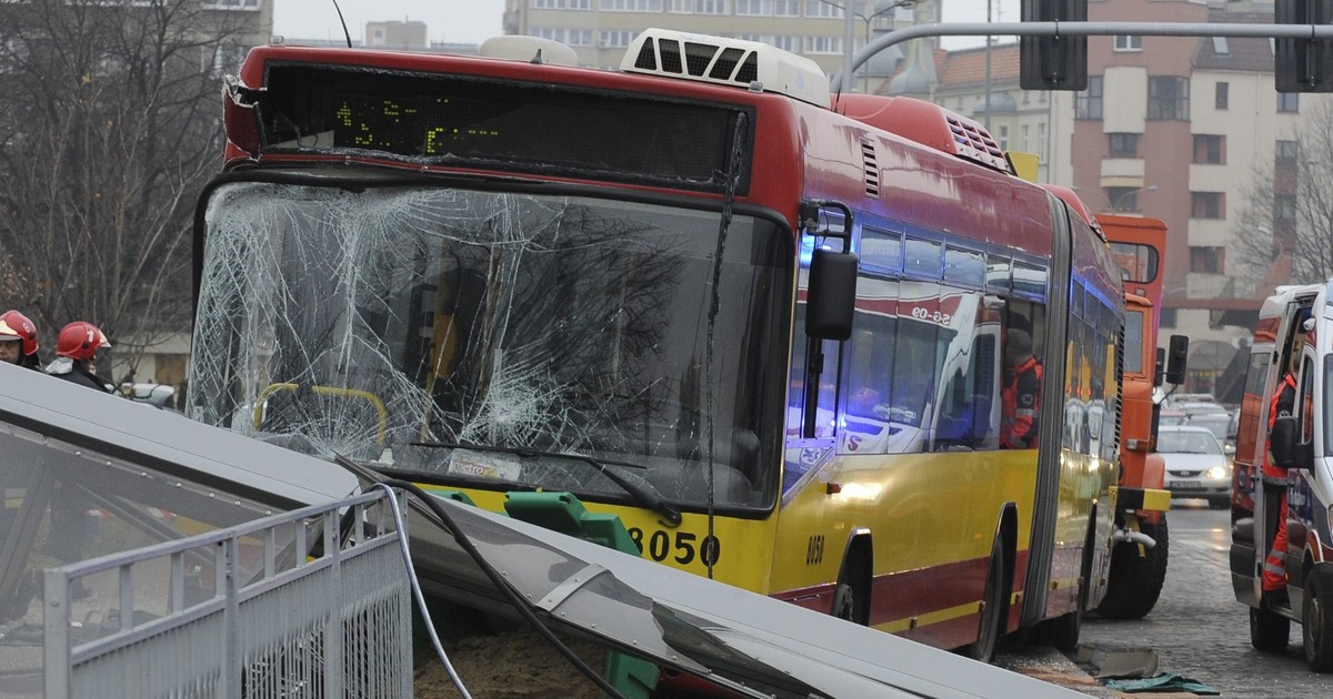 Na Przystanek Wjechał Autobus Pełen Ludzi 1 osoba nie żyje, pięć jest rannych. Wypadek we Wrocławiu. Autobus