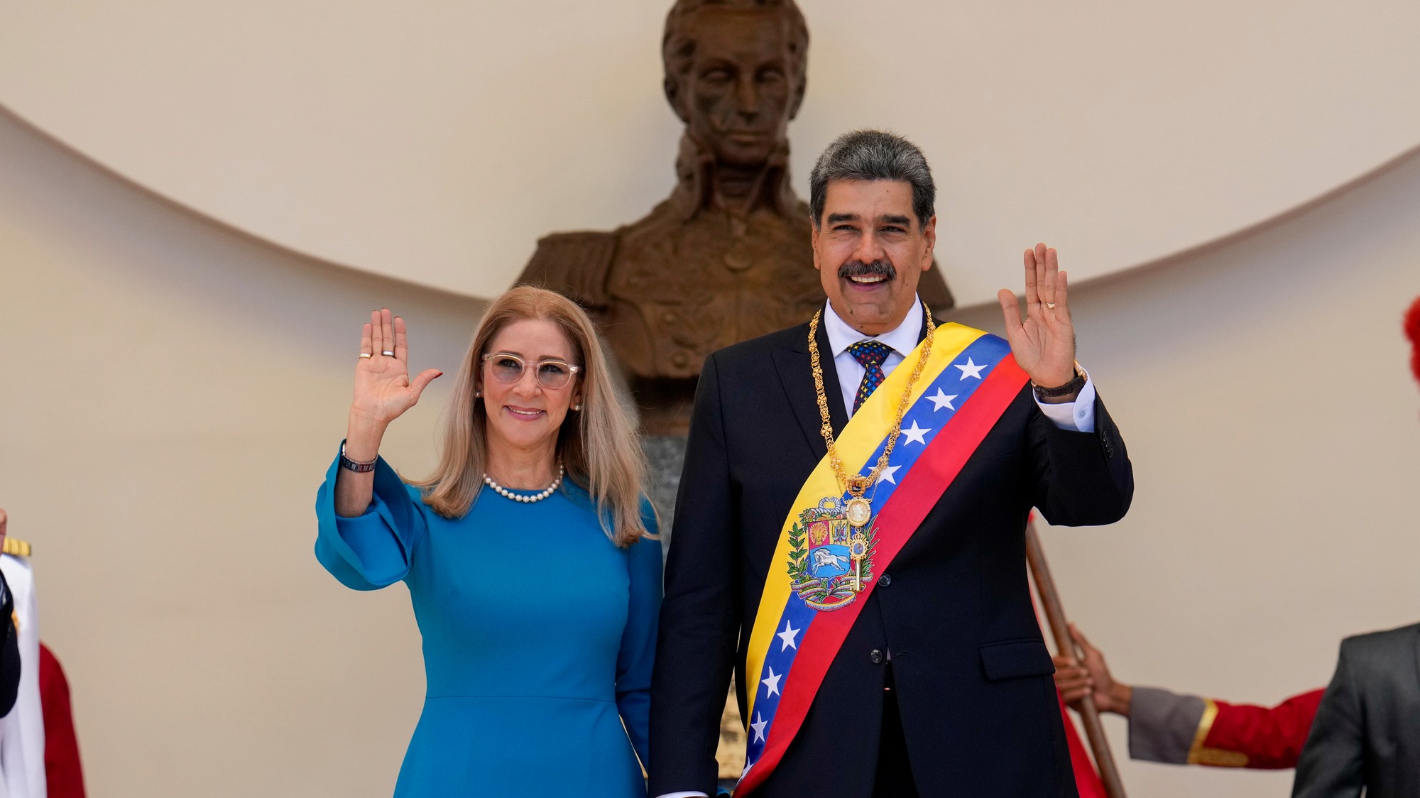 Na archívnej snímke z 10. januára 2025 vtedajší venezuelský prezident Nicolás Maduro a jeho manželka Cilia Floresová mávajú počas skladania prísahy do tretieho funkčného obdobia v Caracase.