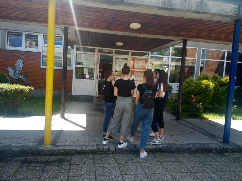 Užički đaci ispred škole: Ko je kako uradio