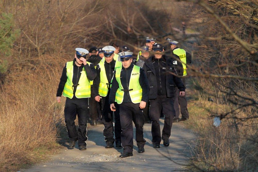 Policjanci zabezpieczają teren przepompowni