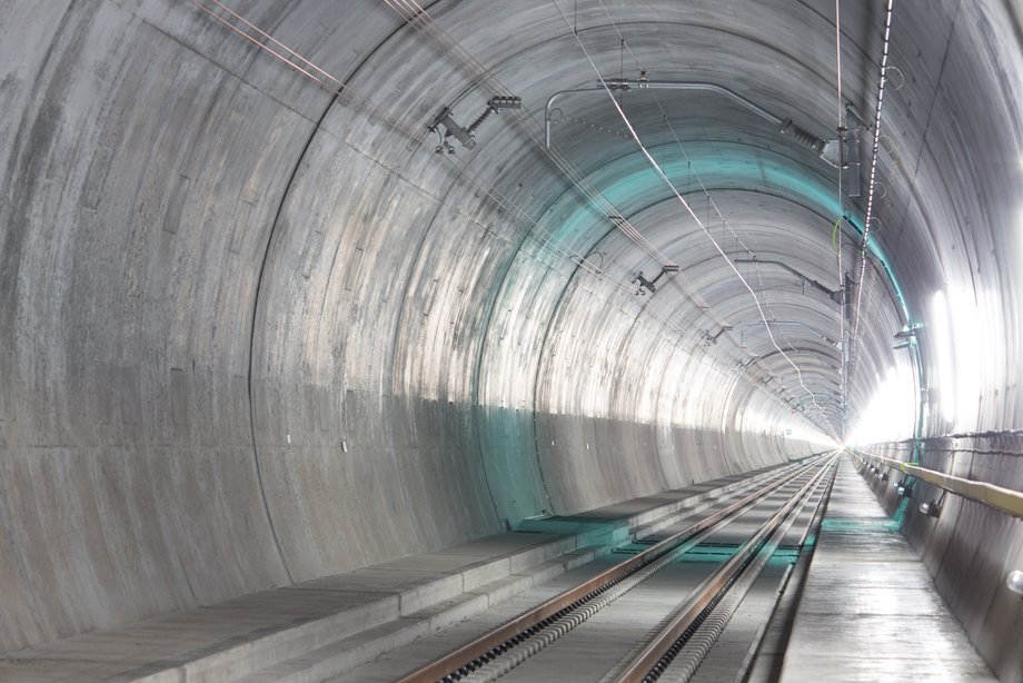 W najgłębszym punkcie tunel ma 2,3 kilometra. Oba tunele co ok. 300 m połączone są galeriami tak, żeby ułatwić ewakuacje w razie zagrożenia