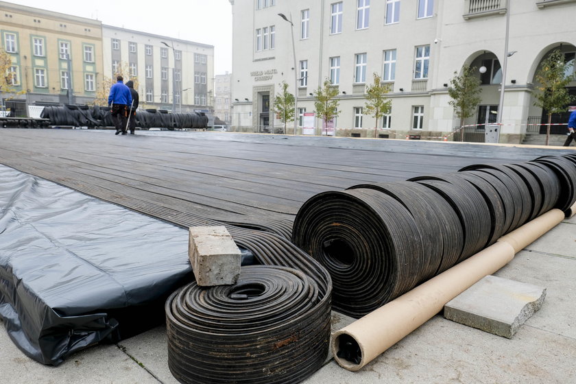 Budują lodowisko przed Urzędem Miasta w Chorzowie