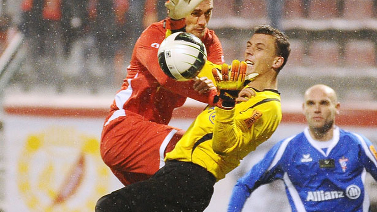 Adam Stachowiak został w środę nowym zawodnikiem PGE GKS Bełchatów. Bramkarz związał się z bełchatowskim klubem rocznym kontraktem - czytamy na oficjalnym portalu Brunatnych.