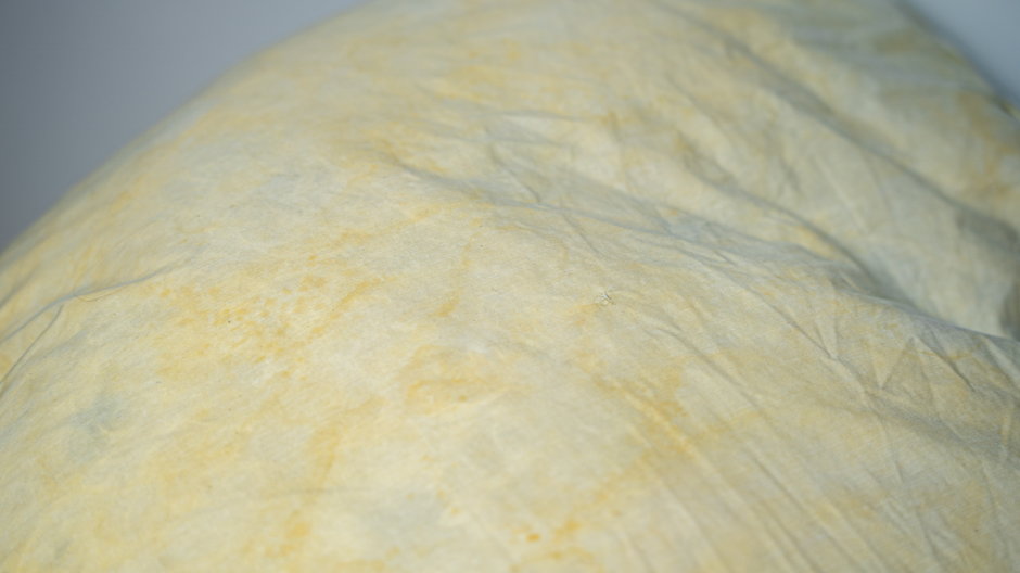 Jak usunąć żółte plamy z poduszki