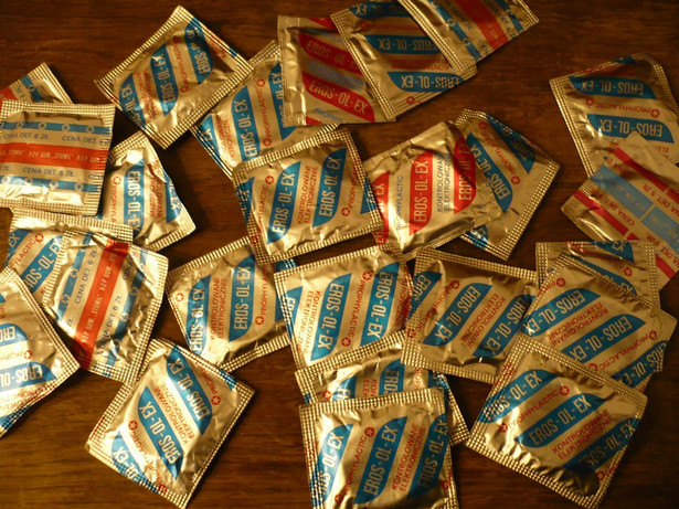 Prezerwatywy z czasów PRL to osobliwa pamiątka z PRL sprzedawana na aukcjach internetowych. Ile kosztuje?