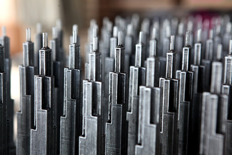 Miniaturowe drapacze chmur w sklepiku z pamiątkami dla turystów.