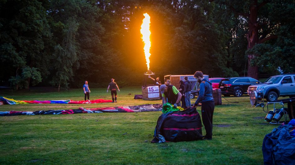 II Zawody Balonowe "In The Silesian Sky" - start balonów świtem z pszczyńskiego parku zamkowego - 25.06.2022 r. - autor: Andrzej Grynpeter