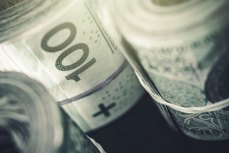 <strong>Split payment czyli podzielona płatność o 1 lipca </strong>

<br>Nowela ustawy o VAT zrodzi niemałe zamieszane w płatnościach. Mechanizm polegać będzie na tym ,  że płatność za nabyty towar lub usługę dokonywana będzie w taki sposób, że zapłata odpowiadająca wartości sprzedaży netto będzie odprowadzana na rachunek bankowy dostawcy. Pozostała zapłata z kolei odpowiadająca kwocie podatku VAT trafiałaby na specjalne konto dostawcy – rachunek VAT.
<br>Ustawa zobowiązuje banki do utworzenia i prowadzenia takiego rachunku dla każdego przedsiębiorcy nieodpłatnie. O tym, czy płatność zostanie podzielona, zadecyduje nabywca, a tym samym uzależni od swojej decyzji wpływy finansowe przedsiębiorstw. <br>

<br>Podatnicy z jednej strony zyskają bezpieczeństwo związane z transparentnością transakcji i możliwością sprawdzenia kontrahenta. Z drugiej zaś, będą mieli ograniczony dostęp do środków ulokowanych na rachunkach VAT. W konsekwencji do dyspozycji pozostaje im jedynie kwota netto, co może wpłynąć na płynność finansową firm, o czym informuje sam ustawodawca. <br>