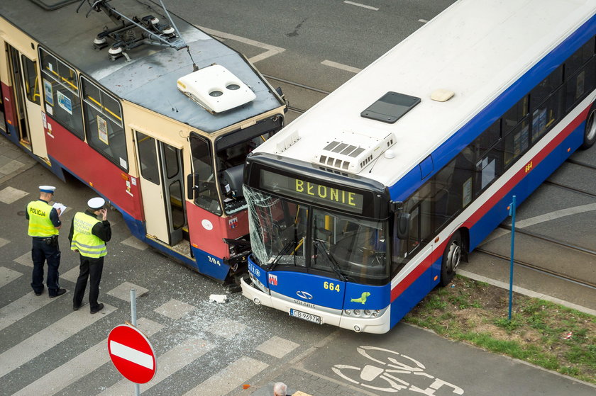 Autobus miejski zderzył się z tramwajem