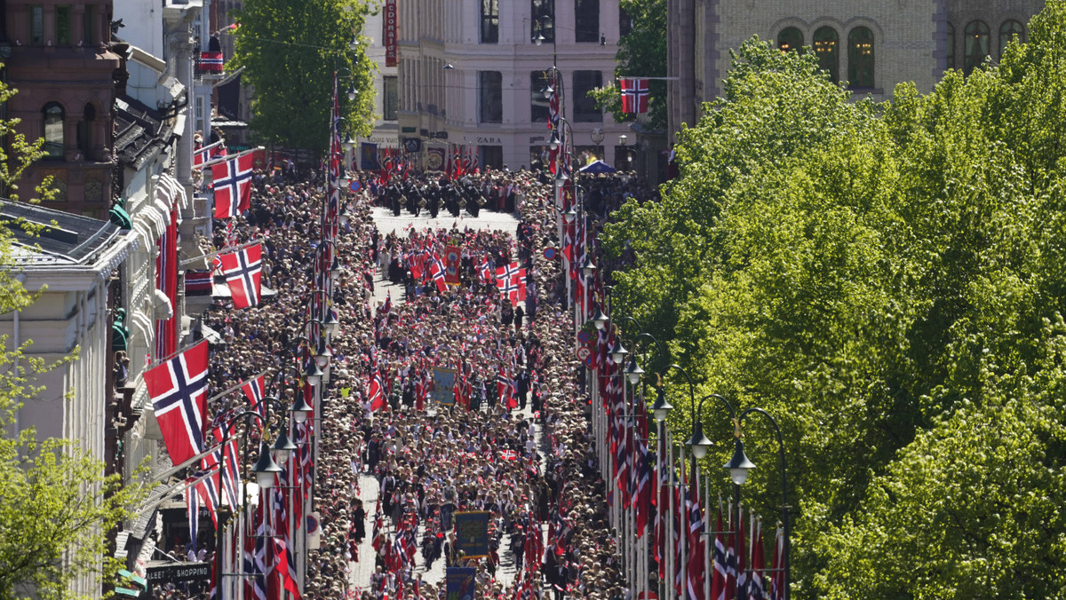 Dziecięca parada zmierzająca w stronę Pałacu Królewskiego w Oslo