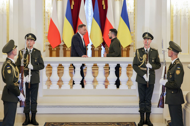 Prezydent RP Andrzej Duda (3P) oraz prezydent Ukrainy Wołodymyr Zełenski (3L) podczas szczytu Platformy Krymskiej w Kijowie