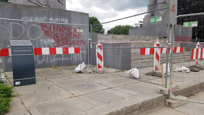 Tablica znajdująca się pod pomnikiem ma stanowić "receptę" na długoletnie spory.