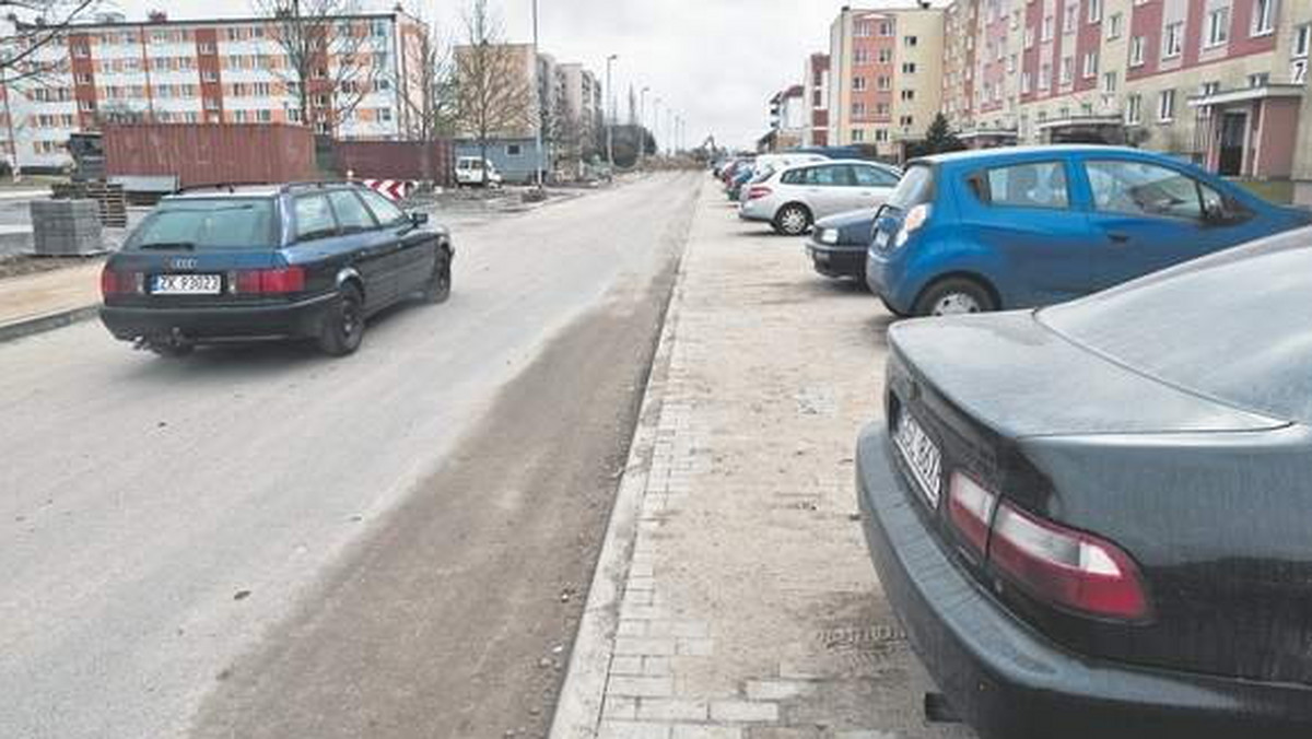 Zniecierpliwieni mieszkańcy pytają o parkingi i remont ulicy. Liczą na to, że przebudowę ulicy Kołłątaja uda się przyspieszyć.