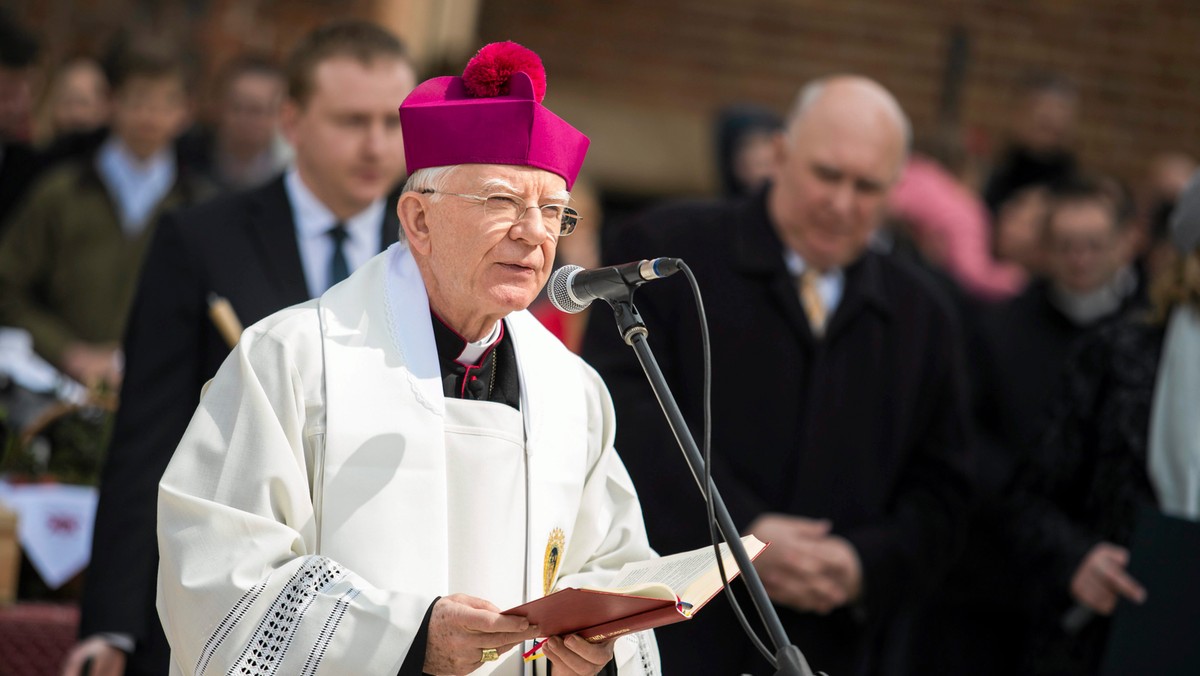 - Dzisiaj cały Kościół, na całym świecie, gromadzi się na liturgii Zmartwychwstania Pańskiego właśnie po to, by słuchać ewangelii o Zmartwychwstałym. Właśnie po to, by wychodząc z tej liturgii głosić dwa słowa: "Chrystus zmartwychwstał" i by spotykać się z odpowiedzią braci i sióstr: "Prawdziwie zmartwychwstał" - mówił metropolita krakowski abp Marek Jędraszewski podczas mszy św. w Katedrze na Wawelu.