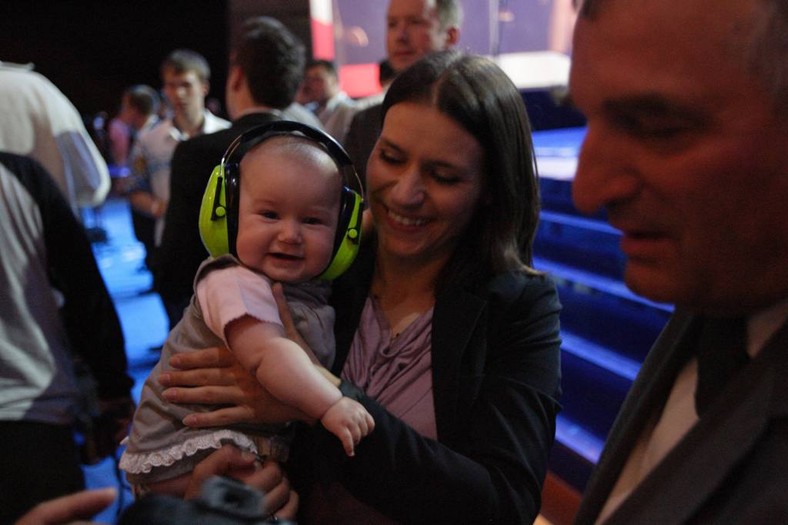 Posłanka PO Agnieszka Pomaska z córka Zosią podczas Ogólnopolskiej Konwencji Platformy Obywatelskiej w Ergo Arenie w Gdańsku. Fot. Michał Fludra/Newspix.pl