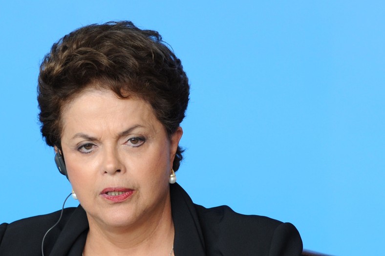 <b>Prezydent Brazylii Dilma Rousseff, 66 lat</b>
<br>
<br>
Od 2011 roku, jako pierwsza kobieta w historii kraju, Dilma Rousseff piastuje stanowisko prezydenta Brazylii. Jej matką była brazylijską nauczycielką, a ojcem – Petar Rusev, bułgarski imigrant, działacz komunistycznej BPK, który w 1929 wyemigrował do Francji.
<br>
<br>
Rousseff zaczęła aktywnie interesować się polityką po zamachu stanu, podczas którego obalony został prezydent João Goulart. W 1967 wstąpiła do młodzieżowej organizacji Socjalistycznej Partii Brazylii, a następnie do jej radykalnej frakcji Comando de Libertação Nacional. Była zaangażowana w zbrojny ruch oporu przeciw dyktaturze wojskowej w Brazylii i prezydentowi Emílio Garrastazu Médiciemu. Była więziona i torturowana w latach 1970-1972. Po uwolnieniu, zrezygnowała z radykalnej politycznej działalności, z czasem rozpoczęła legalną działalność polityczną w opozycyjnych organizacjach.
<br>
<br>
W 1990 stała na czele Fundacji Ekonomii i Statystyki. W latach 1991-1994 pełniła funkcję sekretarza ds. energii stanu Rio Grande do Sul. 1 stycznia 2003 zajęła stanowisko ministra energii w gabinecie prezydenta Luiza Inácio Lula da Silvy. 21 czerwca 2005 została szefem gabinetu prezydenta Lula da Silvy.