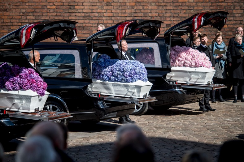 Flores en los ataúdes de los hijos de Anders Holch Povlsen