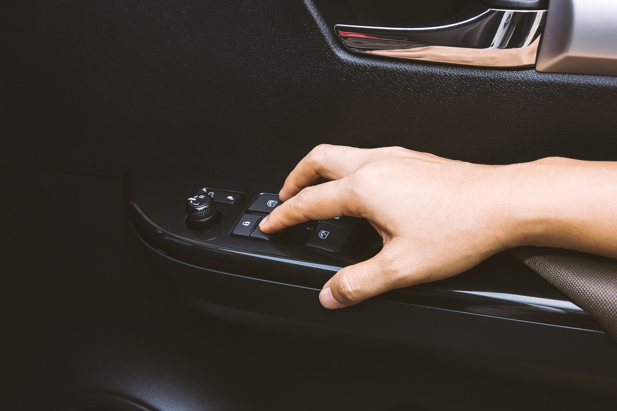 Spínač elektrického okna v dverách – jednoduchý reset po výmene batérie obnoví automatickú funkciu a ušetrí zbytočnú návštevu servisu. 