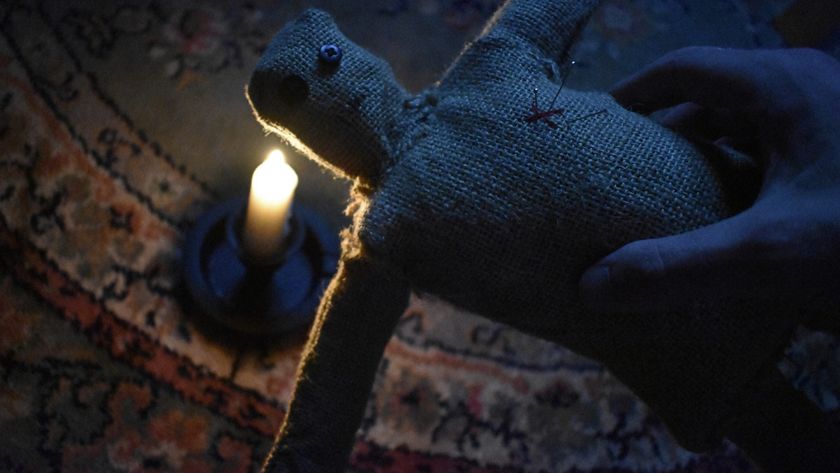 W miejscowości Zawietnyj w Kraju Krasnodarskim odnaleziono kilkadziesiąt laleczek, w które ktoś powbijał igły. Nikt nie wie, skąd się wzięły ani czemu mają służyć. Mieszkańcy podejrzewają, że mogą mieć coś wspólnego z voodoo.