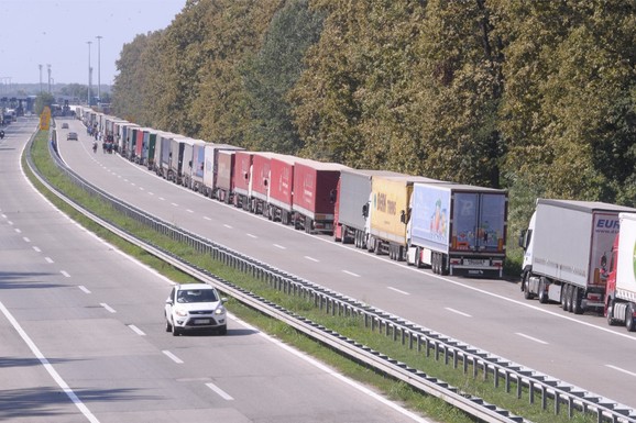 (VIDEO) Čovek je vozio i vozio, drugi je snimao, to je sve trajalo, a KOLONI SE NE NAZIRE KRAJ! Nestvarne gužve na ovom izlazu iz Srbije