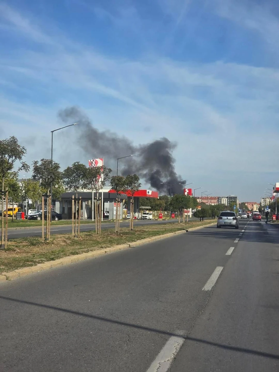 Požar u Novom Sadu: Gust crni dim na krovu zgrade u Janka Čmelika - Blic
