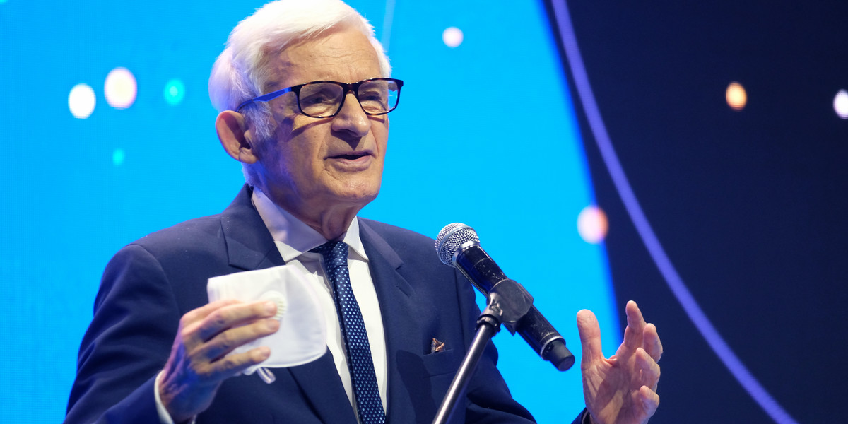 Wcześniejsze rozwiązanie konfliktu z Czechami byłoby dla nas zdecydowanie mniej kosztowne - mówi Jerzy Buzek, europoseł i były premier.