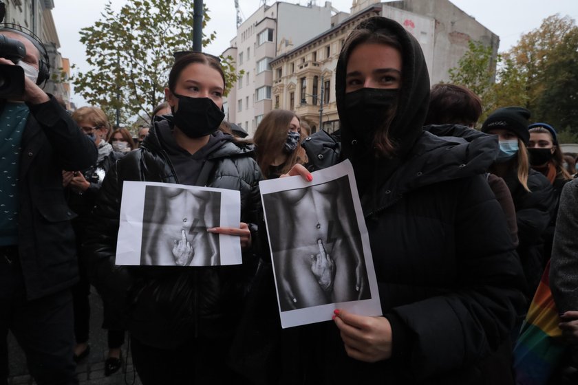 Znicze i ziemia wysypana przed siedzibą PiS