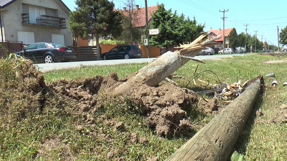 Drvena bandera polomljena na pola