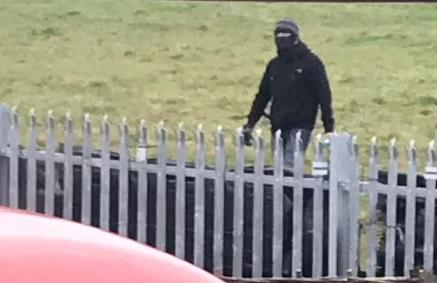 Komšija pored ograde fotografisan sa fantomkom