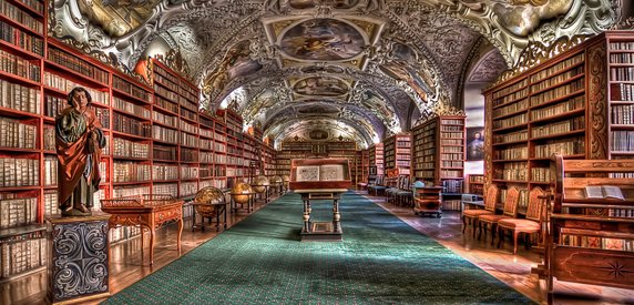 Biblioteka Klasztoru Strahowskiego w Pradze w Czechach. Klasztor zakonu norbertanów został założony w 1140 r. Na jego terenie znajduje się cenna biblioteka klasztorna i galeria obrazów, jedna z najważniejszych środkowoeuropejskich kolekcji malarstwa gotyckiego, sztuki rudolfińskiej, malarstwa barokowego i rokokowego. Pomimo wojen, pożarów i innych katastrof zakon przetrwał i zbudował swoją bibliotekę w 1679 r. Najbardziej słynny dla tej biblioteki jest niezwykły sufit pokryty biblijnymi freskami oraz "koło kompilacji", które obraca się, aby zmieniać półki i ułatwić znalezienie książek bez ich wyjmowania. Tysiące książek, setki lat w słowach i obrazach, zapach starego papieru, kurzu i drewna. Głównym celem turystów są dwa pokoje biblioteczne: Sala Filozoficzna oraz Sala Teologiczna. Obie są od siebie bardzo różne, a dzieli je jedynie 20-metrowej długości łącznik zwany Gabinetem Osobliwości. Tutejszą atrakcją jest też m.in. klasztorny browar, który warzy własne piwo.