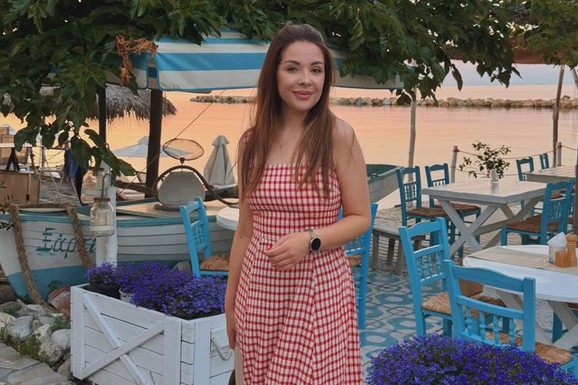SNIMILA HIT, SMRŠALA 20 KILOGRAMA I NESTALA SA SCENE Pevačica danas zgrće ogromne pare, a mnogi je ne prepoznaju (Foto)