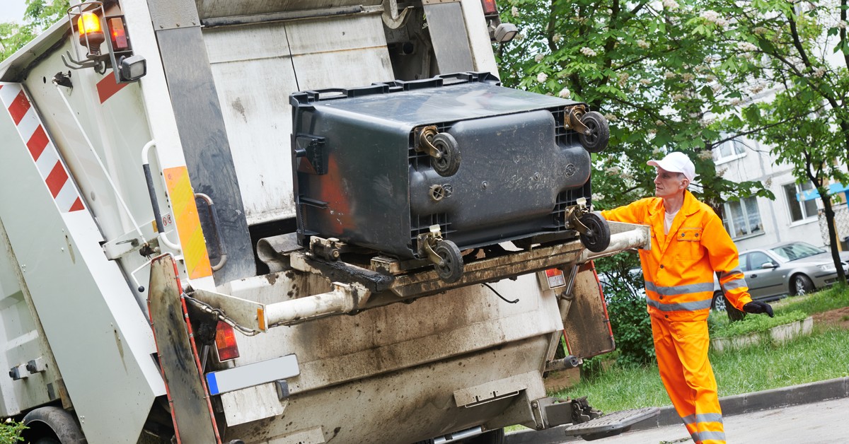 Gminy zapłacą więcej za gospodarowanie odpadami [WYWIAD]