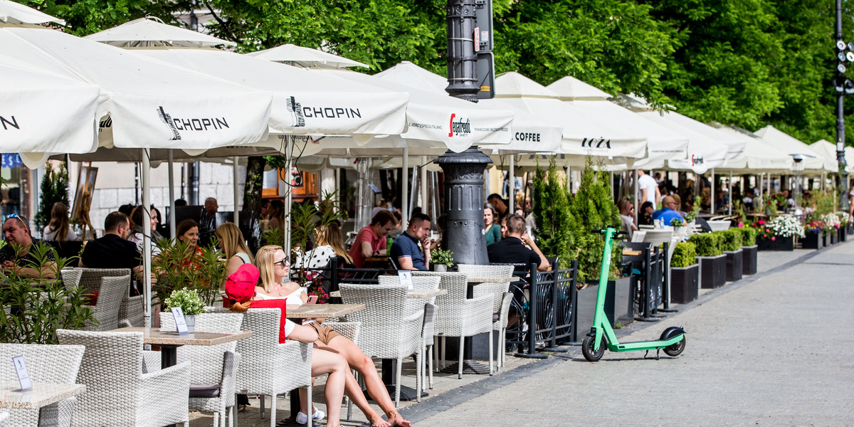 Obostrzenia na majówkę. Otwarcie ogródków piwnych i gastronomicznych. Jaka decyzja rządu