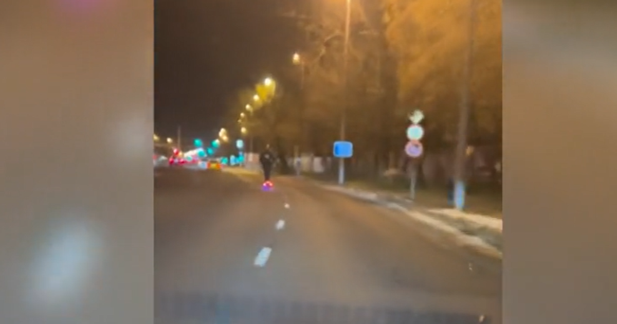 Sorra hagyta le az autósokat a Váci úton száguldó rolleres: videón az elképesztő jelenet