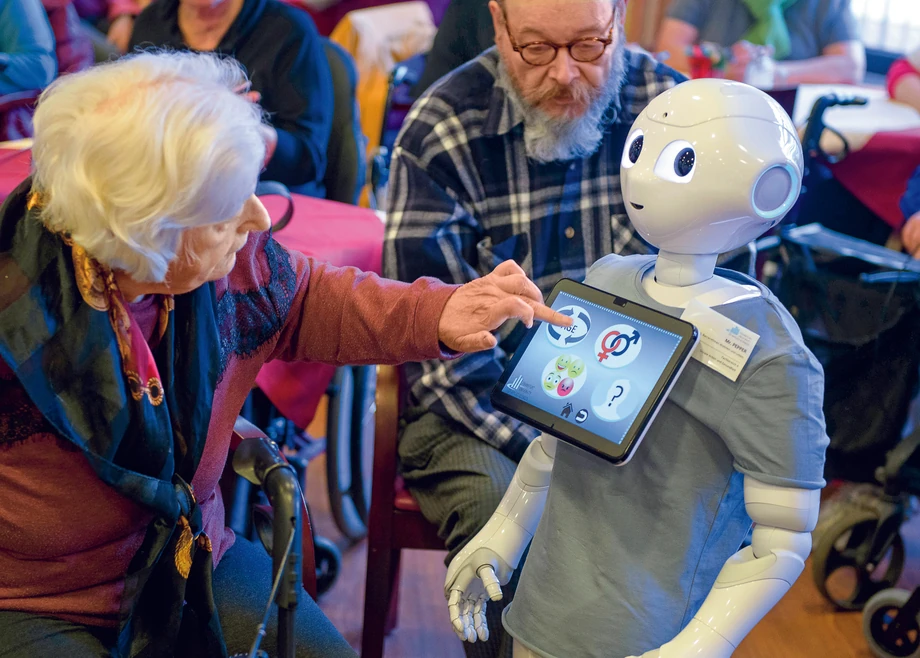 AI wdziera się także do zawodów, w których potrzebne są umiejętności interpersonalne. Na zdjęciu robot Pepper w domu opieki nad osobami starszymi.