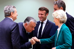 Szczyt przywódców Unii Europejskiej. Od lewej: premier Włoch Mario Draghi, premier Węgier Viktor Orbán, prezydent Francji Emmanuel Macron, premier Grecji Kyriakos Mitsotakis i przewodnicząca Komisji Europejskiej Ursula von der Leyen, Bruksela, 21 października 2022 r.