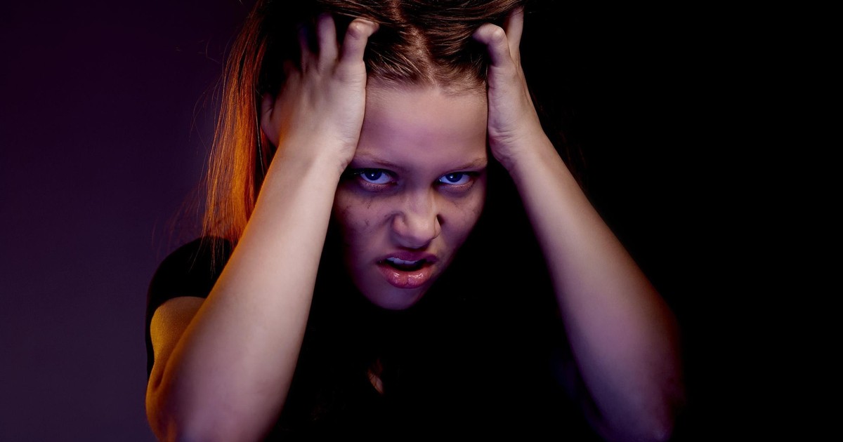 Злые лохматые дети. Сердитая маленькая девочка. Включи злую девочку. Злой подросток. Сердитая девочка.