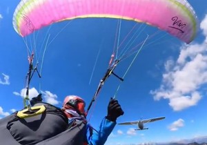 Avion udario u paraglajderku